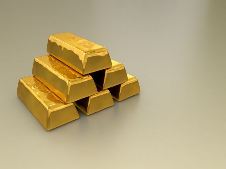 Gold breaks $4,000 as investors flock to safe havens amid global uncertainty